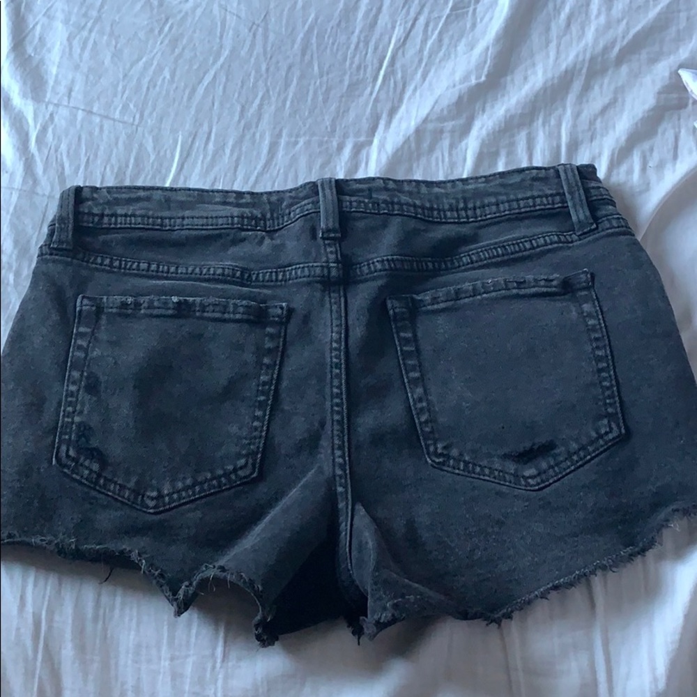 Distressed shorts - Picture 2 of 3